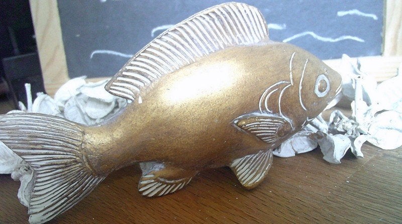 Goudkleurig stenen visje decoratievisje maritiem deco, Verzamelen, Beelden en Beeldjes, Ophalen of Verzenden, Gebruikt, Dier