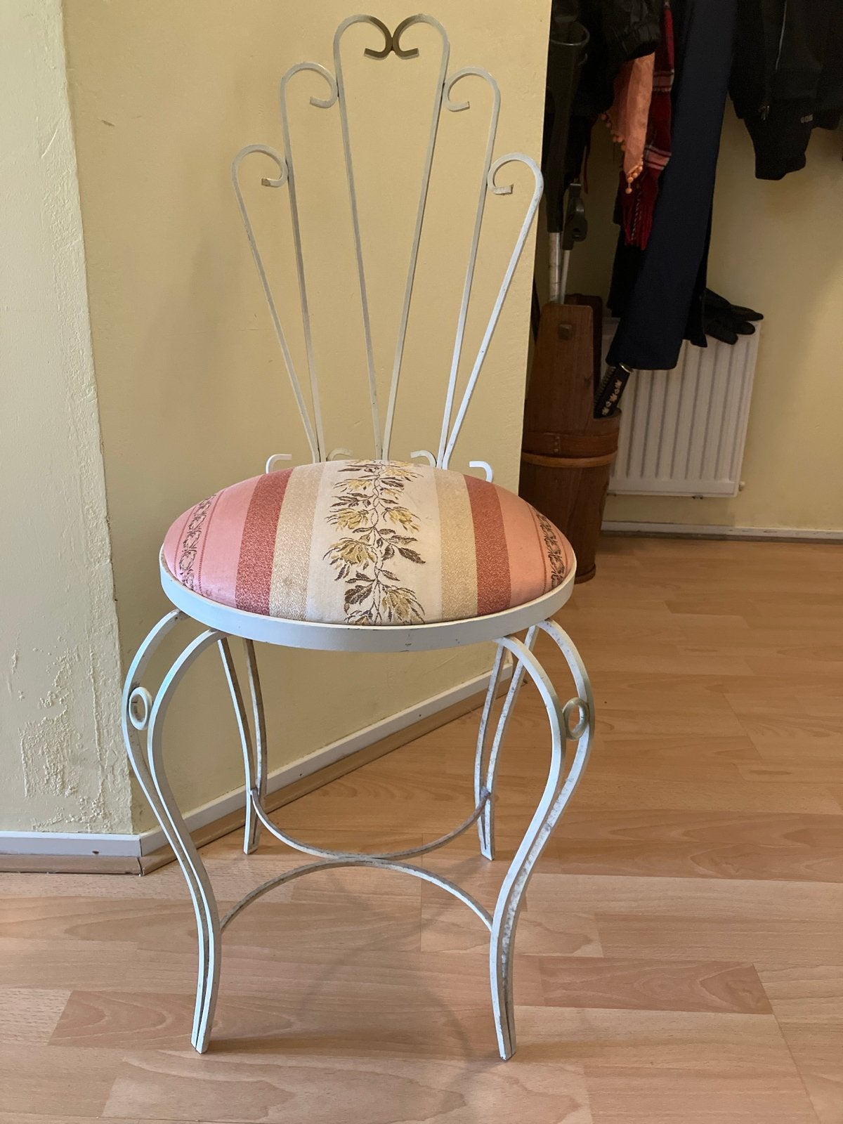 Vintage kaptafelkrukje met sierlijke rugleuning, Antiek en Kunst, Ophalen of Verzenden