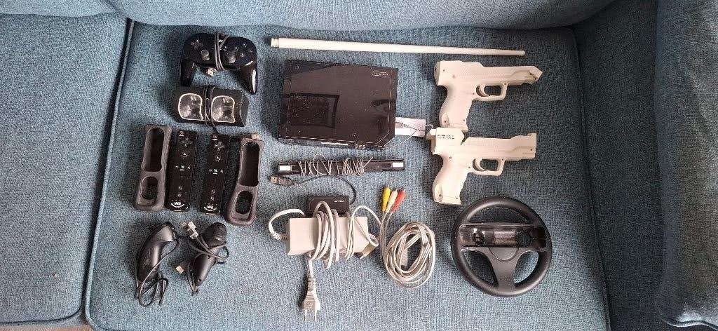 Wii 2 met accessoires en spellen, Ophalen of Verzenden, Gebruikt, Met 3 controllers of meer, Met stuurtje