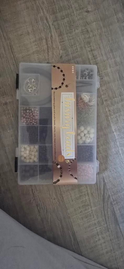 Kralenset / Beads set in opbergdoos – verschillende k, Ophalen of Verzenden, Zo goed als nieuw, Kraal