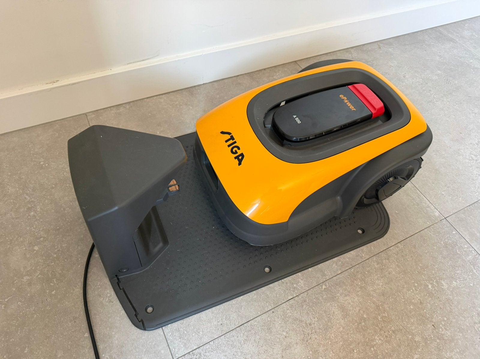 Nieuwe STIGA A500 robotmaaier, Ophalen of Verzenden, Zo goed als nieuw, Minder dan 20 cm