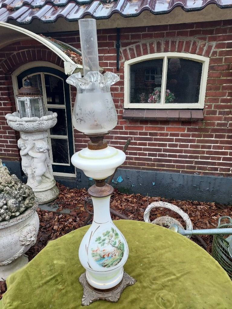 Antieke Franse tafelolielamp, wit opaline met landschap., Antiek en Kunst, Ophalen