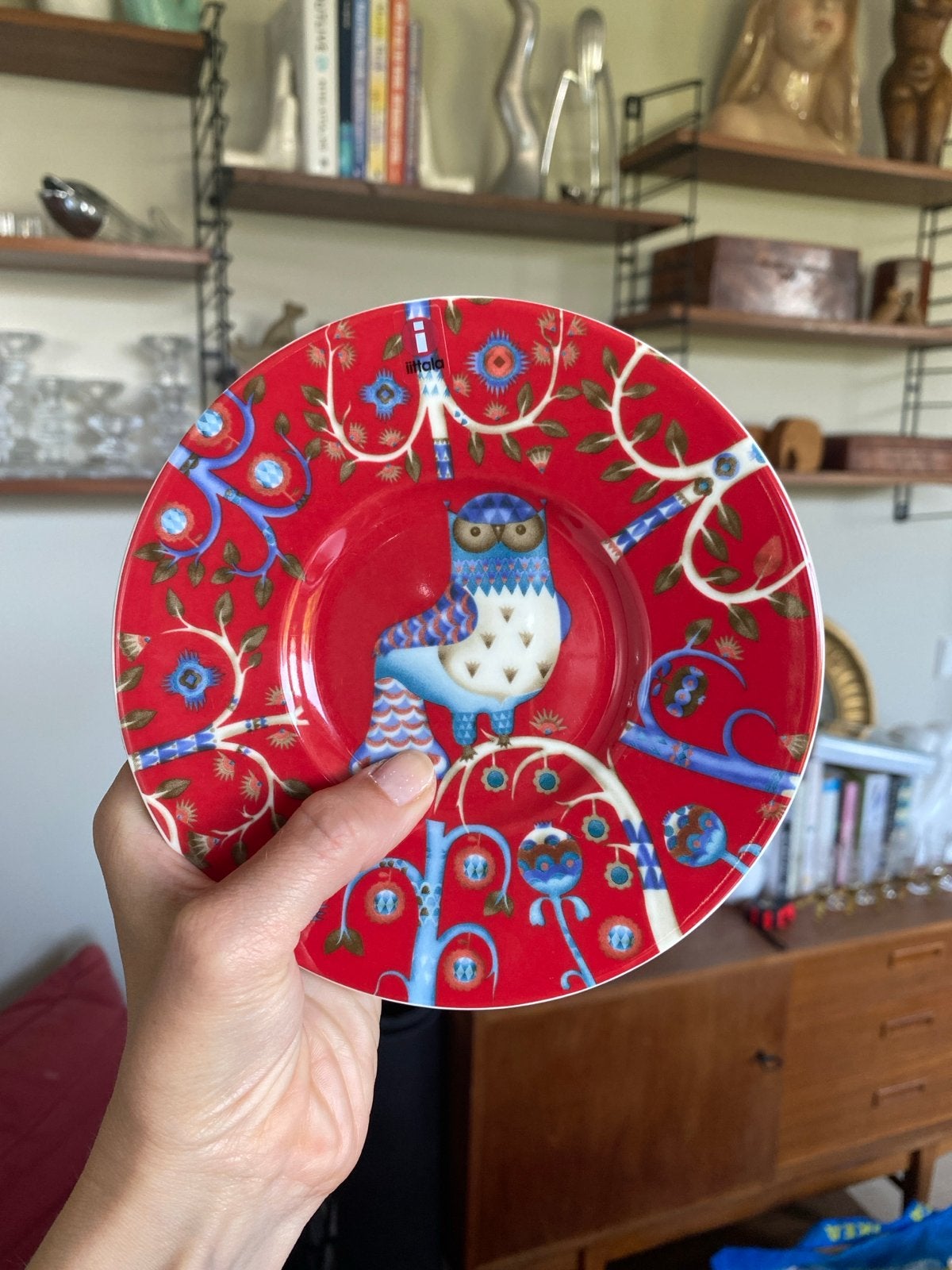 2x Iittala Taika borden 15cm - Rood met uil design, Overige merken, Ophalen of Verzenden, Zo goed als nieuw, Bord(en)