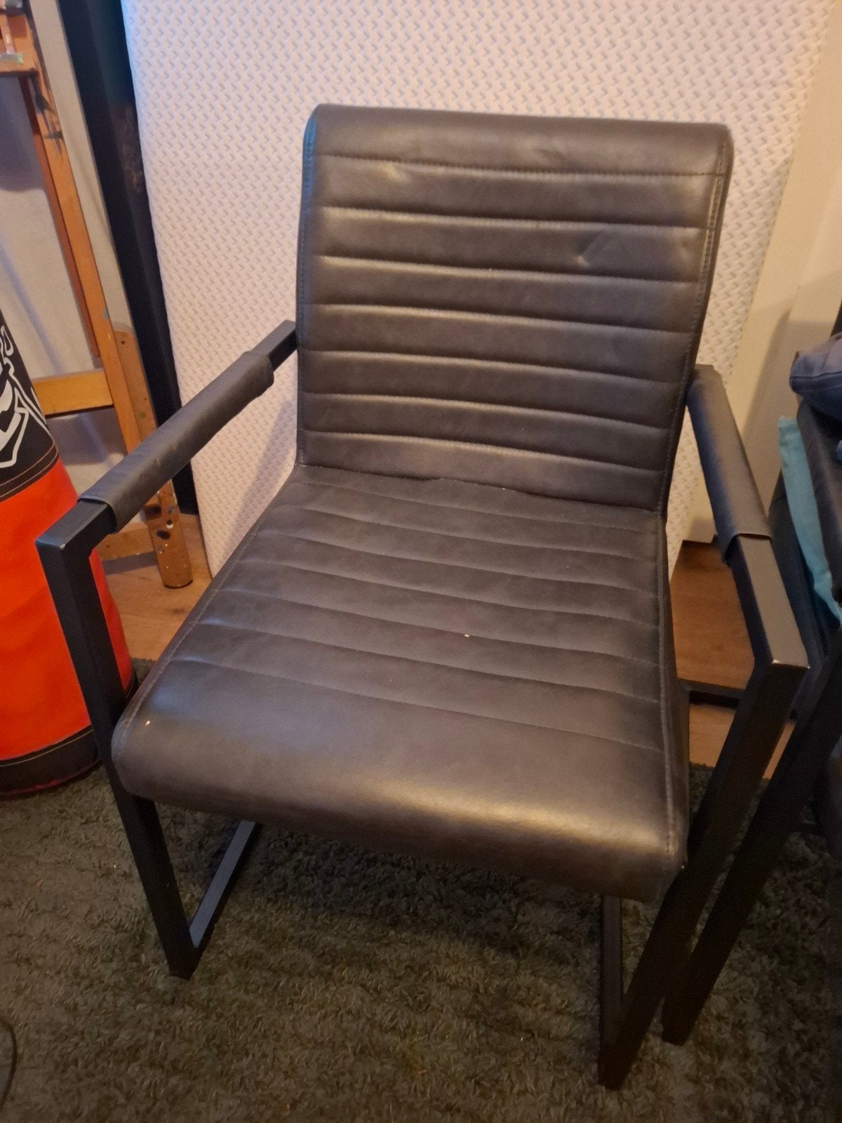 2 Zwarte Industriële Eettafelstoelen - 1 Beschadigd, Ophalen, Gebruikt, Twee, Zwart