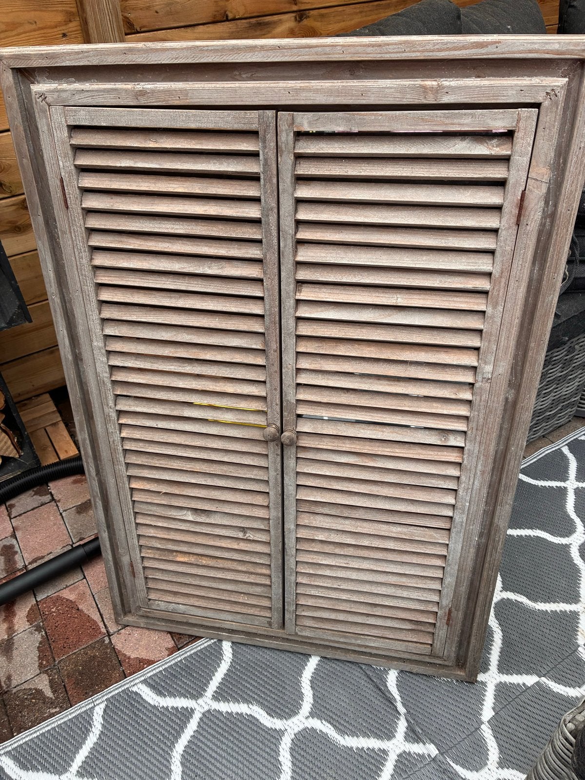 Spiegel met houten luiken, Ophalen, Gebruikt, Rechthoekig, 50 tot 75 cm