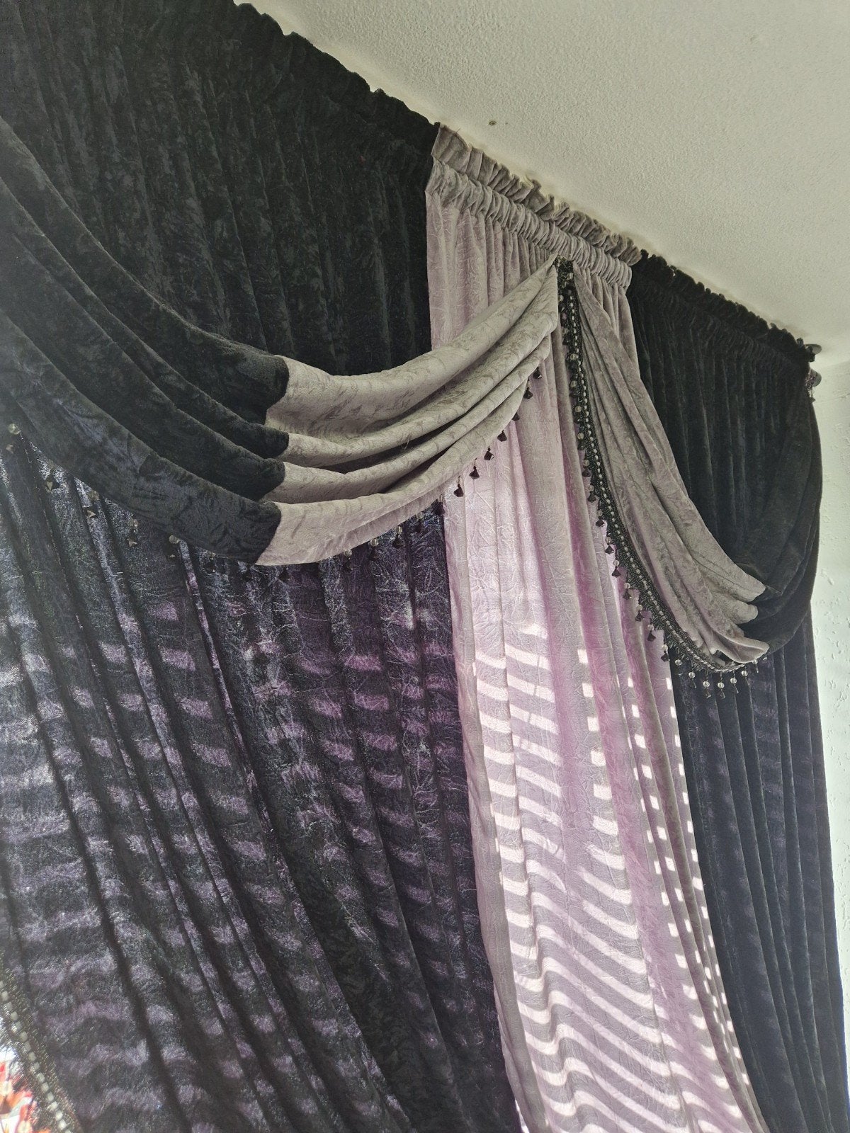 Luxe Gordijnen Zwart/Paars met Valletjes en Kwastjes, 200 cm of meer, Luxe, Klassiek, Sfeervol, Overige kleuren, Ophalen of Verzenden
