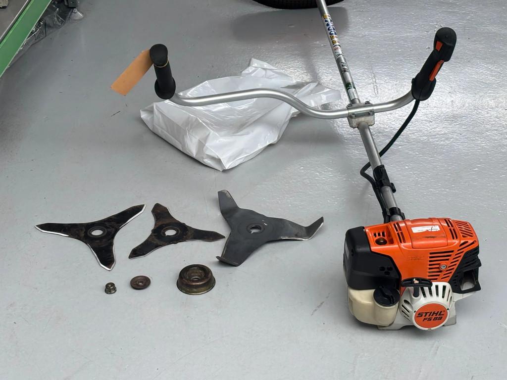 Stihl FS89 gebruikte bosmaaier met messen en draadkop, Gebruikt, Stihl