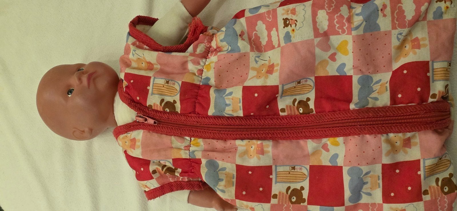 Schattige pop in roze/rode slaapzak met dierenprint, Ophalen, Gebruikt