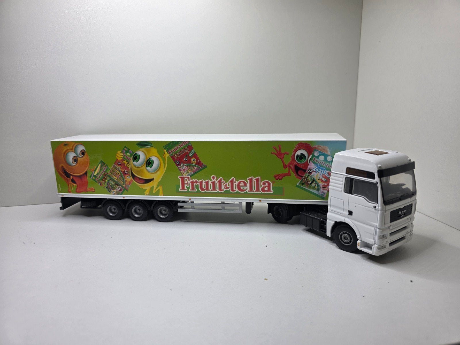 man fruittella, Hobby en Vrije tijd, Ophalen of Verzenden, Zo goed als nieuw, Bus of Vrachtwagen, Lion Toys
