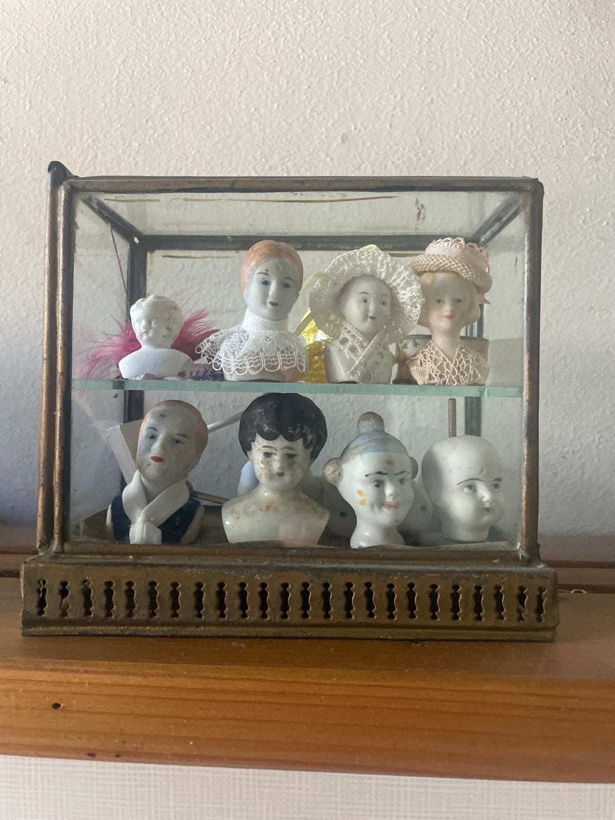 Antieke Miniatuur Porseleinen Poppenhoofdjes in Vitrine, Ophalen of Verzenden, Gebruikt, Overige typen
