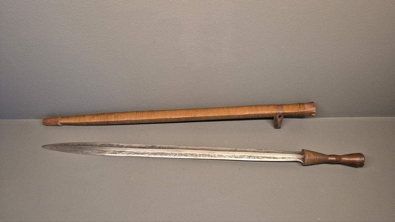 Antiek Zwaard met koperdraad Schede - 53 CM, Verzamelen, Ophalen of Verzenden, Overige soorten, Overige gebieden, Zwaard of Sabel