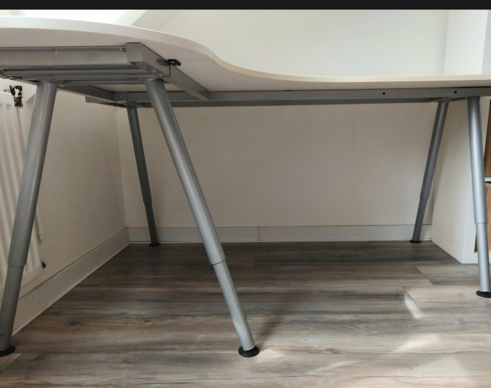 Ikea Effektiv hoekbureau wit met metalen poten, Ophalen, In hoogte verstelbaar, Metaal, Hoekbureau