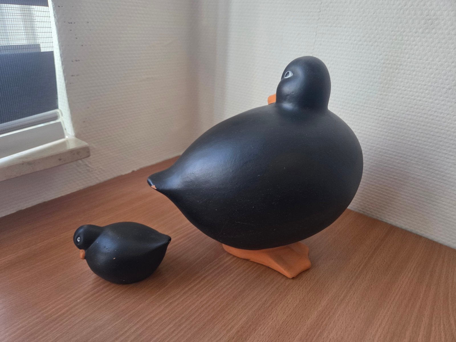Decoratieve eendenbeeldjes - Zwart met oranje snavel, Ophalen of Verzenden, Modern, Steen/keramiek, Gebruikt