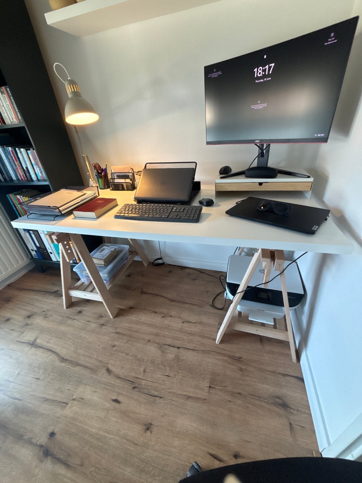 Modern bureau met schragen - Wit blad, houten poten, Ophalen, Overige typen, Gebruikt, Hout