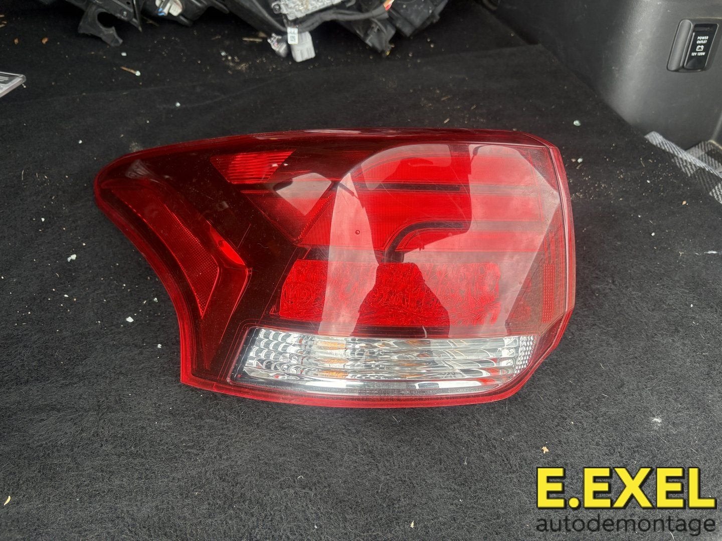 Achterlicht links Mitsubishi Outlander (GF/GG) 2019-2022, Gebruikt, -, Ophalen of Verzenden, Mitsubishi