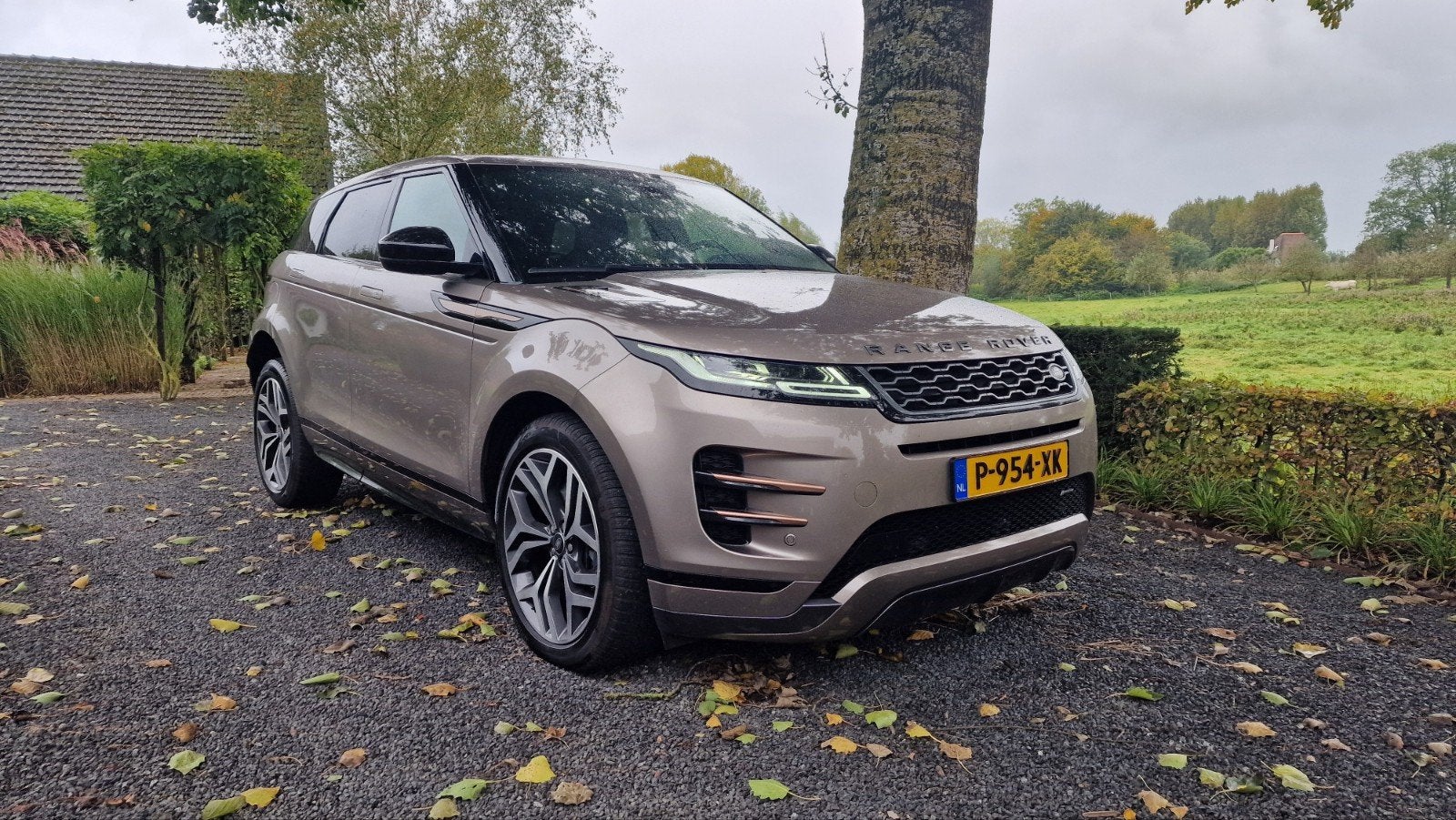 Land Rover Evoque P300e R-Dynamic HSE AWD [ Leder Meridian ], Auto's, Automaat, 1498 cc, Bruin, 2092 kg