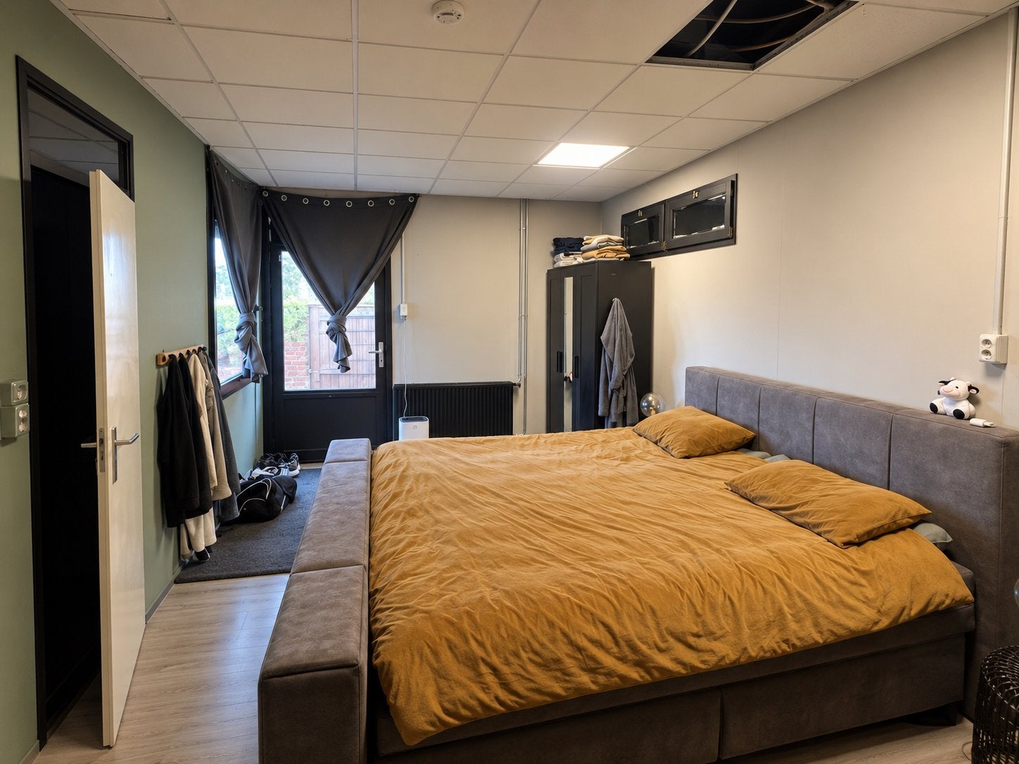 Foto 10 van Zeer ruime luxe woonunit 175 m2 met airco--CV-bedrijfsruimte