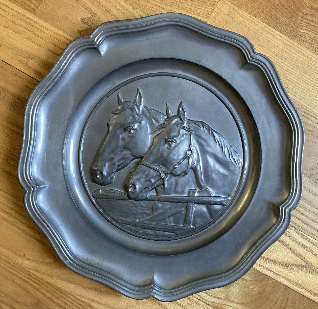 Wandbord tin met 2 paarden bij hek doorsnee 32 cm, Antiek en Kunst, Antiek | Tin, Ophalen of Verzenden