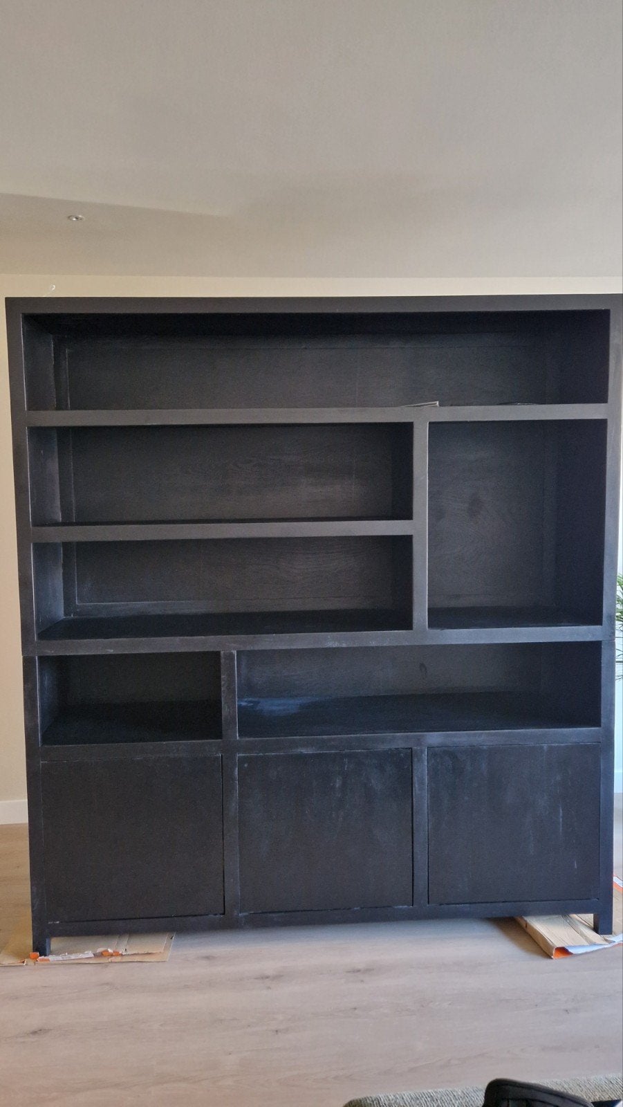Zwarte mangohouyen kast met open vakken en deuren, Ophalen, 200 cm of meer, 150 tot 200 cm, Modern