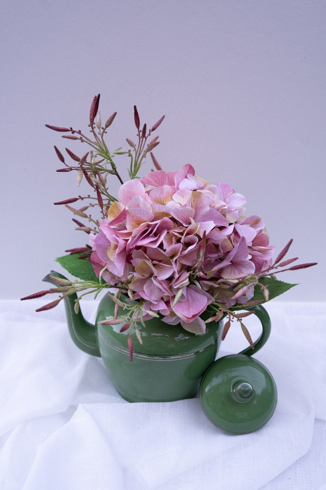 Decoratieve emaille theepot met hortensia