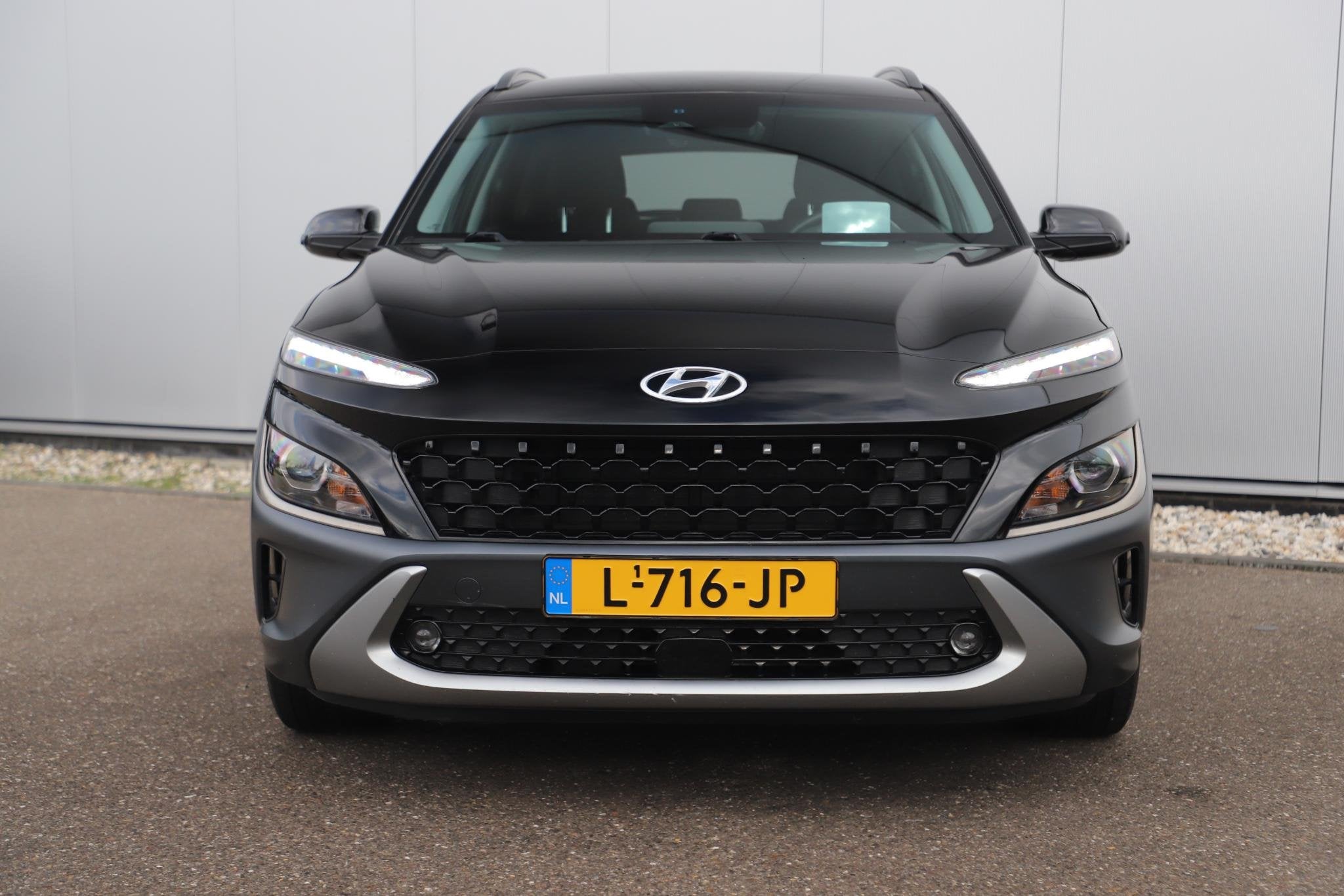 Hyundai Kona 1.6 GDI HEV Fashion Automaat Hoge Instap Naviga, Auto's, Stof, Gebruikt, Euro 6, Zwart