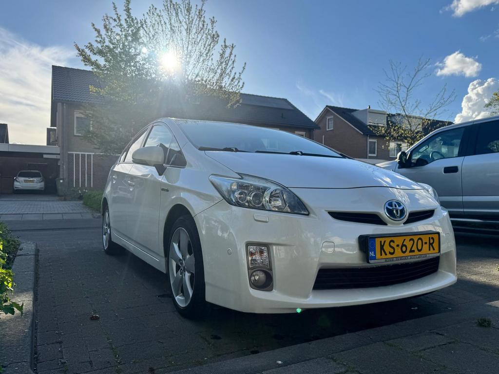 Toyota Prius 1.8 Full Hybrid 136PK Aut 2011 Wit, Auto's, 1345 kg, 4 cilinders, Wit, Prius