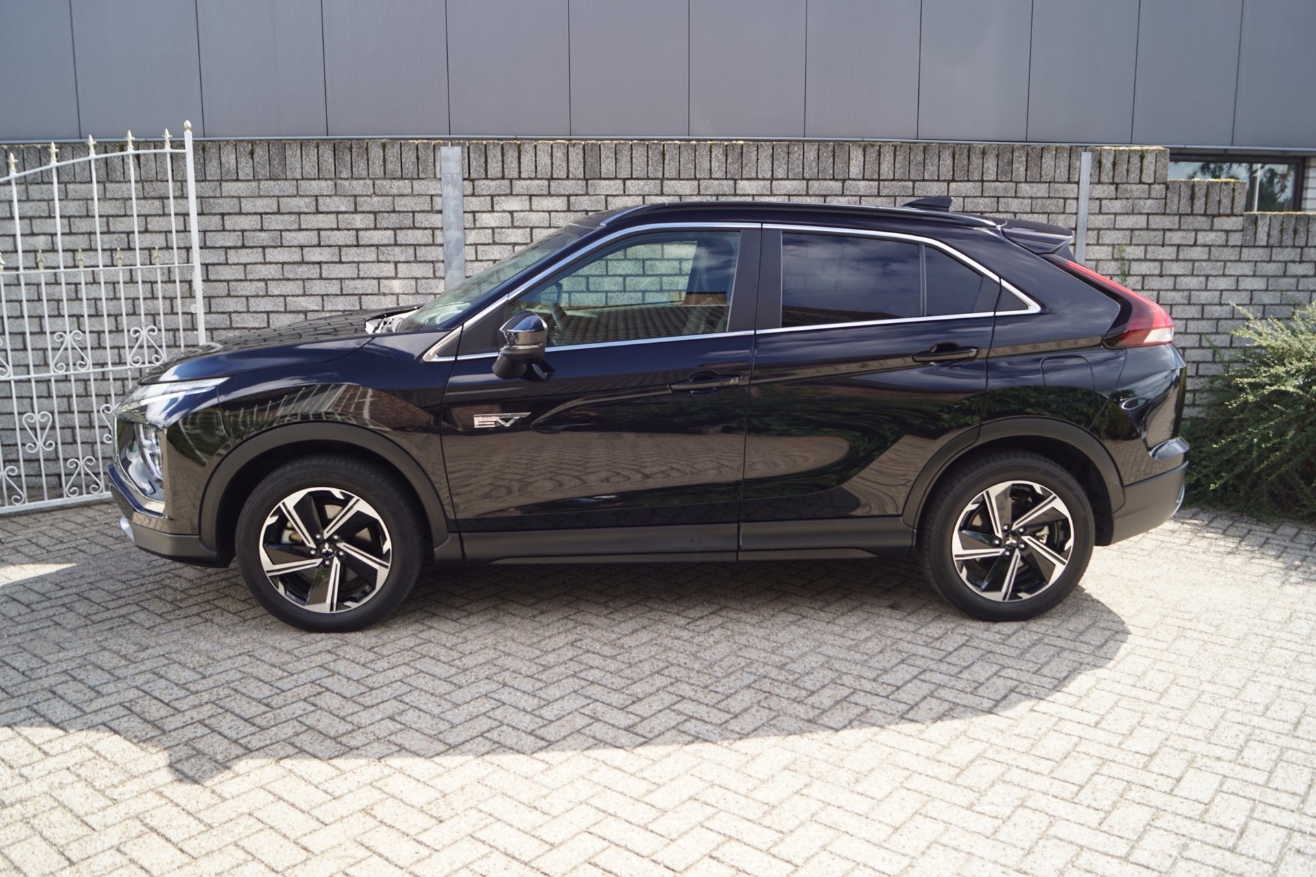 Mitsubishi Eclipse Cross 2.4 PHEV Intense+ Autom 4 WD Leder/, Auto's, Automaat, Dealer onderhouden, 4 cilinders, Vierwielaandrijving