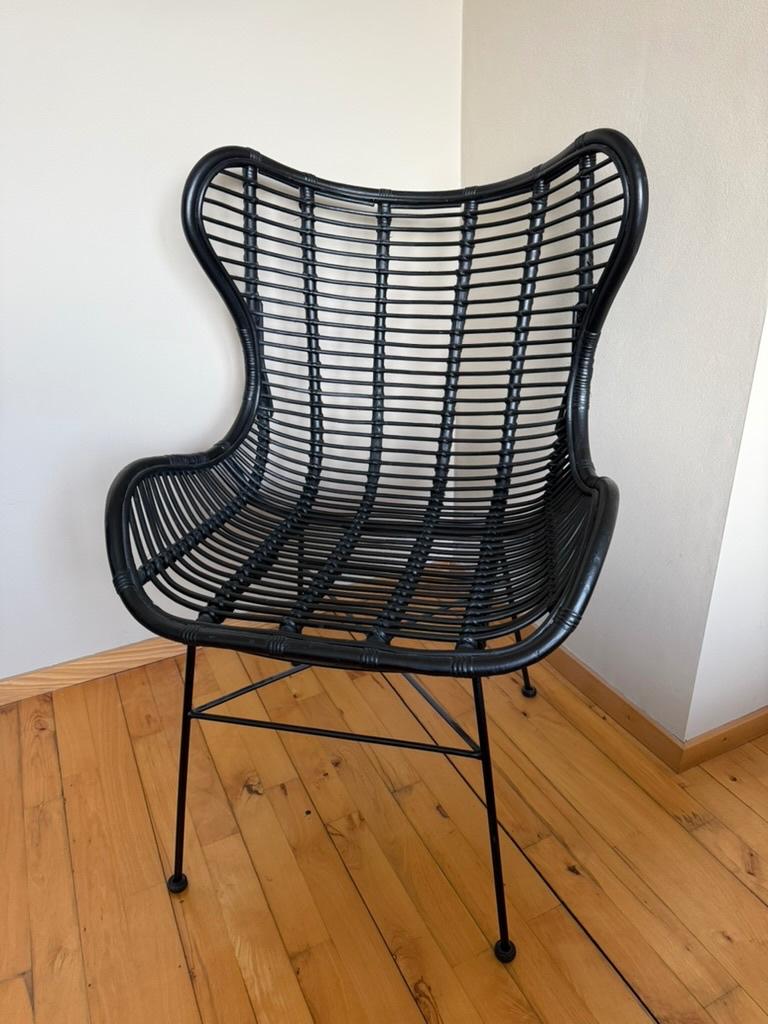 Zwarte lounge stoel rotan met metalen onderstel, Huis en Inrichting, Stoelen, Zo goed als nieuw, Eén, Hout, Metaal, Zwart, Ophalen