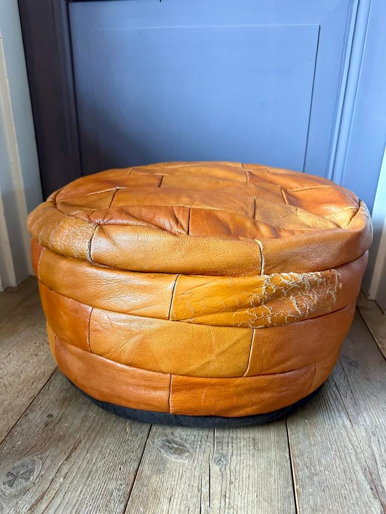 Vintage (De Sede?) leren poef, Minder dan 50 cm, Gebruikt, Rond, Leer