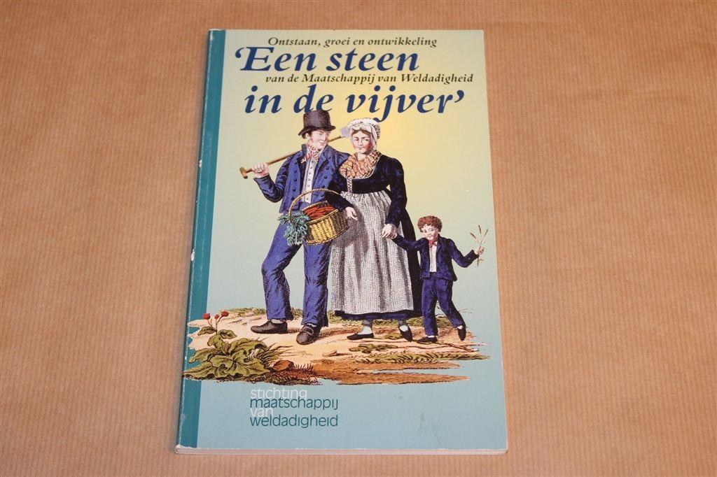 Een Steen in de Vijver — Maatschappij van Weldadigheid, Ophalen of Verzenden, Gelezen