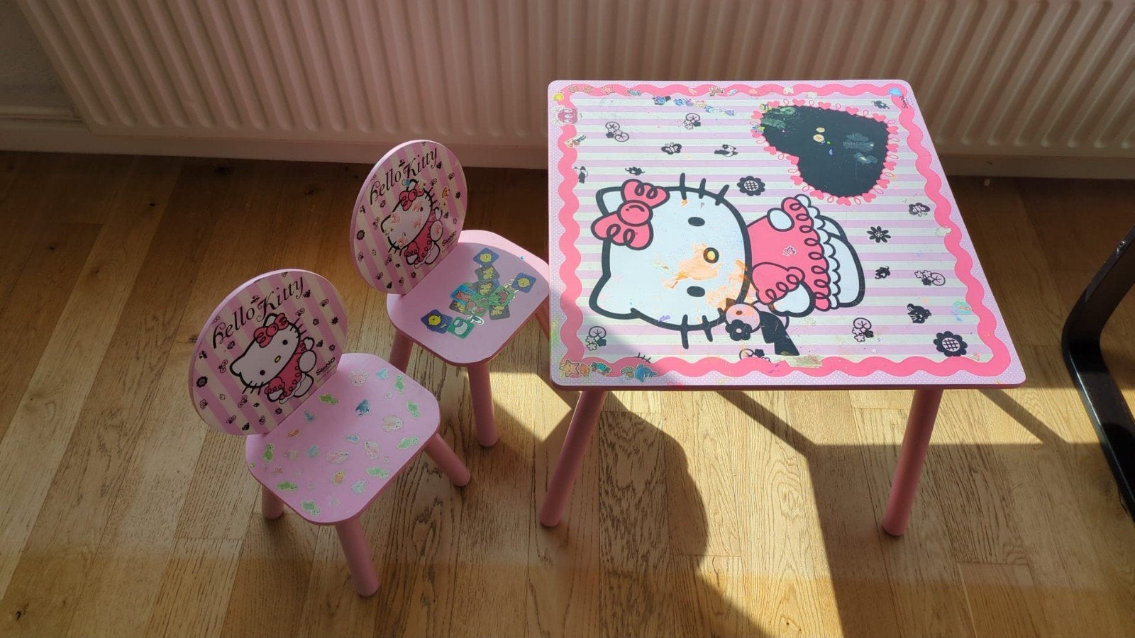 Hello Kitty kinder tafel met twee stoeltjes, Ophalen, Gebruikt, Tafel(s) en Stoel(en)
