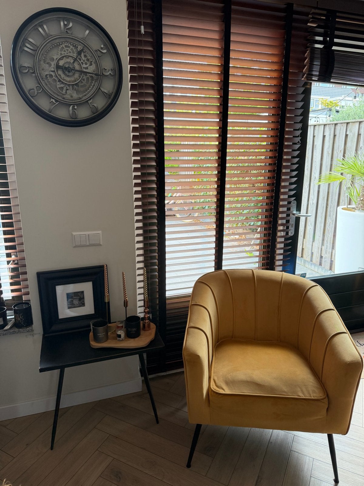 Okergele velvet fauteuil, Ophalen, Gebruikt, Hotel chic, Minder dan 75 cm