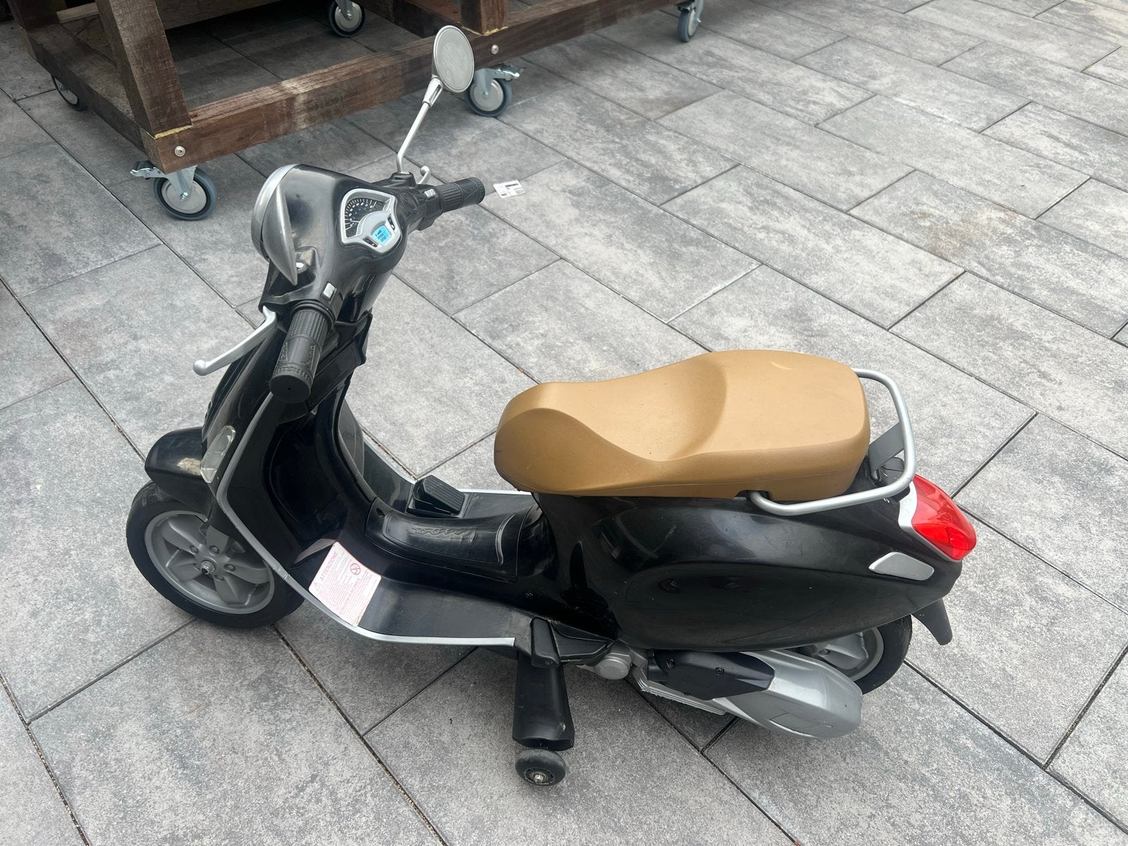 Elektrische kinder Vespa scooter, zwart, Ophalen, Gebruikt