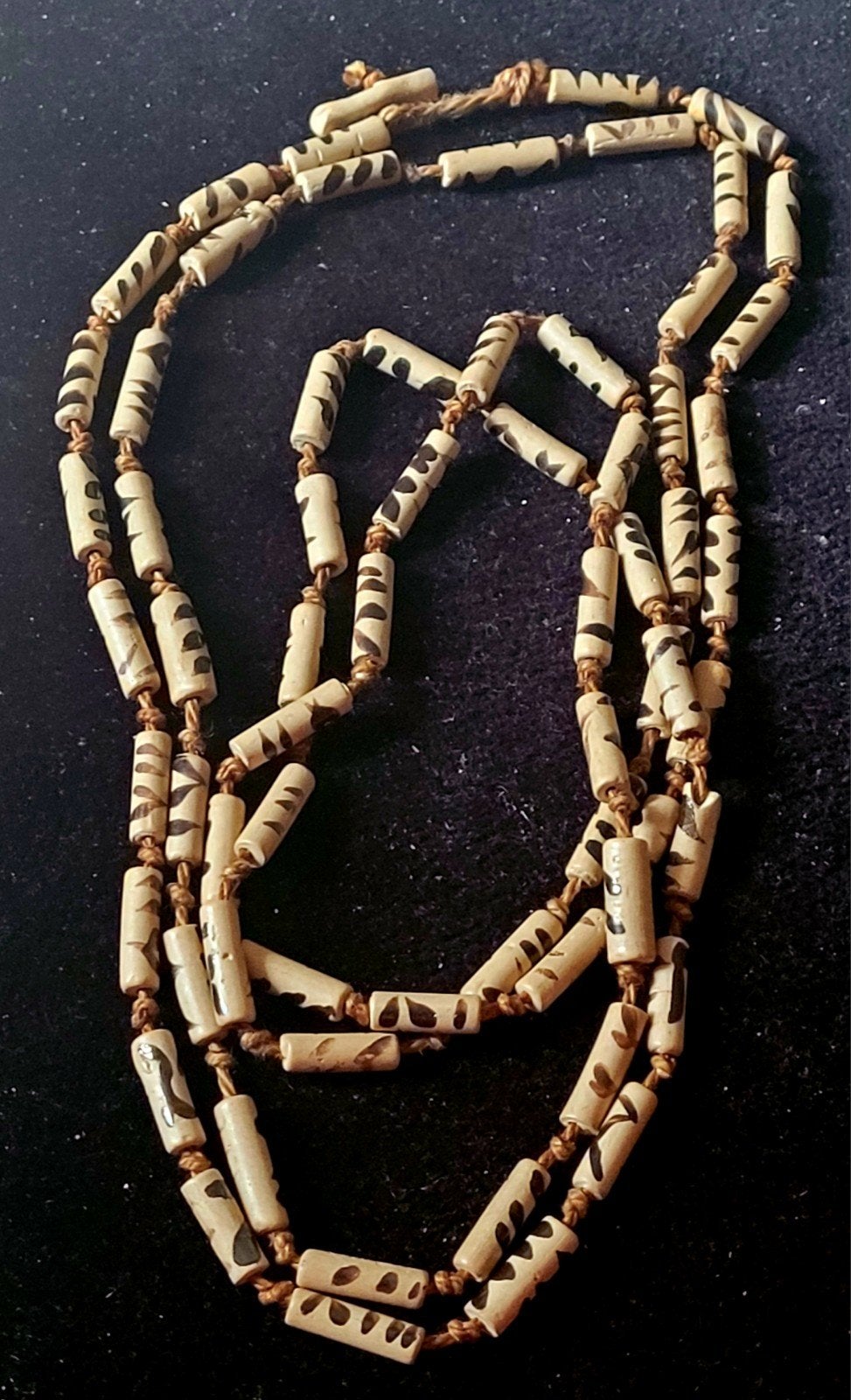 Zeer lange ethnische ketting beschilderde kralen , Tibet ?, Sieraden, Tassen en Uiterlijk, Kettingen, Verzenden, Steen of Mineraal