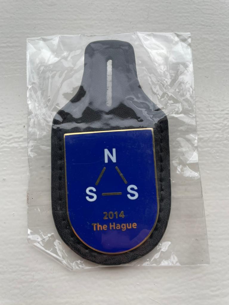 Borstzakhanger / embleem Nuclear Security Summit, Ophalen of Verzenden, Overige soorten, Nederland, Embleem of Badge