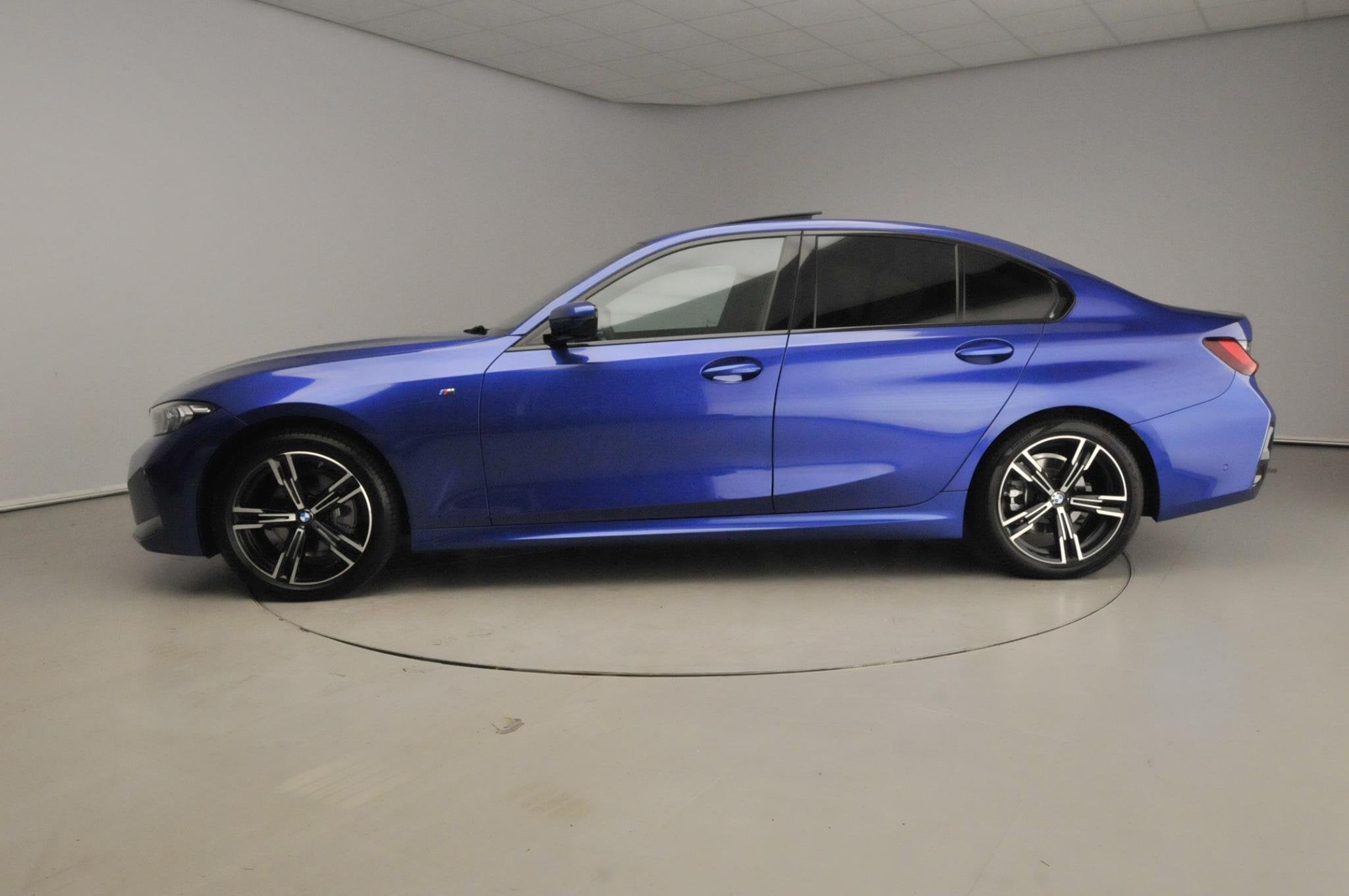 BMW 3 Serie Sedan 320i | M-Sportpakket | LED | Navigatie | T, Auto's, Automaat, Gebruikt, 4 cilinders, Met garantie (alle)