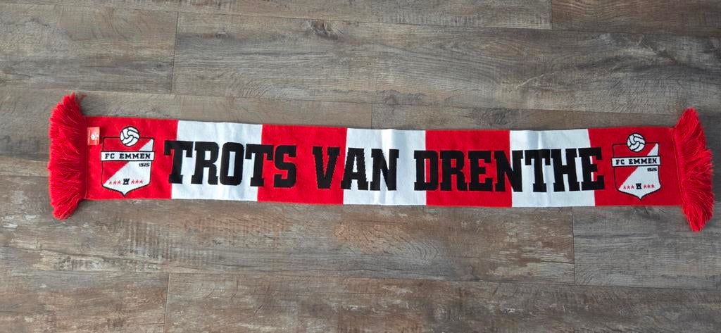 Sjaal FC Emmen, Verzamelen, Sportartikelen en Voetbal, Ophalen of Verzenden, Zo goed als nieuw, Overige binnenlandse clubs, Vaantje of Sjaal