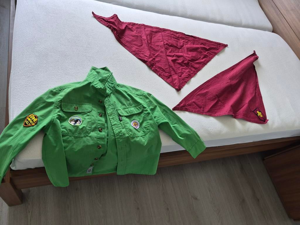 Scouting blouse maat 128 met 2 dassen (waarvan 1 nieuw), Ophalen of Verzenden, Zo goed als nieuw, Jongen of Meisje, Overhemd of Blouse