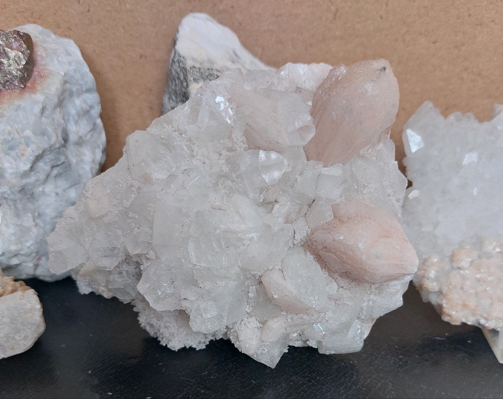 Mooie collectie mineralen - Kwarts, Pyriet en meer, Verzamelen, Mineralen en Fossielen, Ophalen of Verzenden