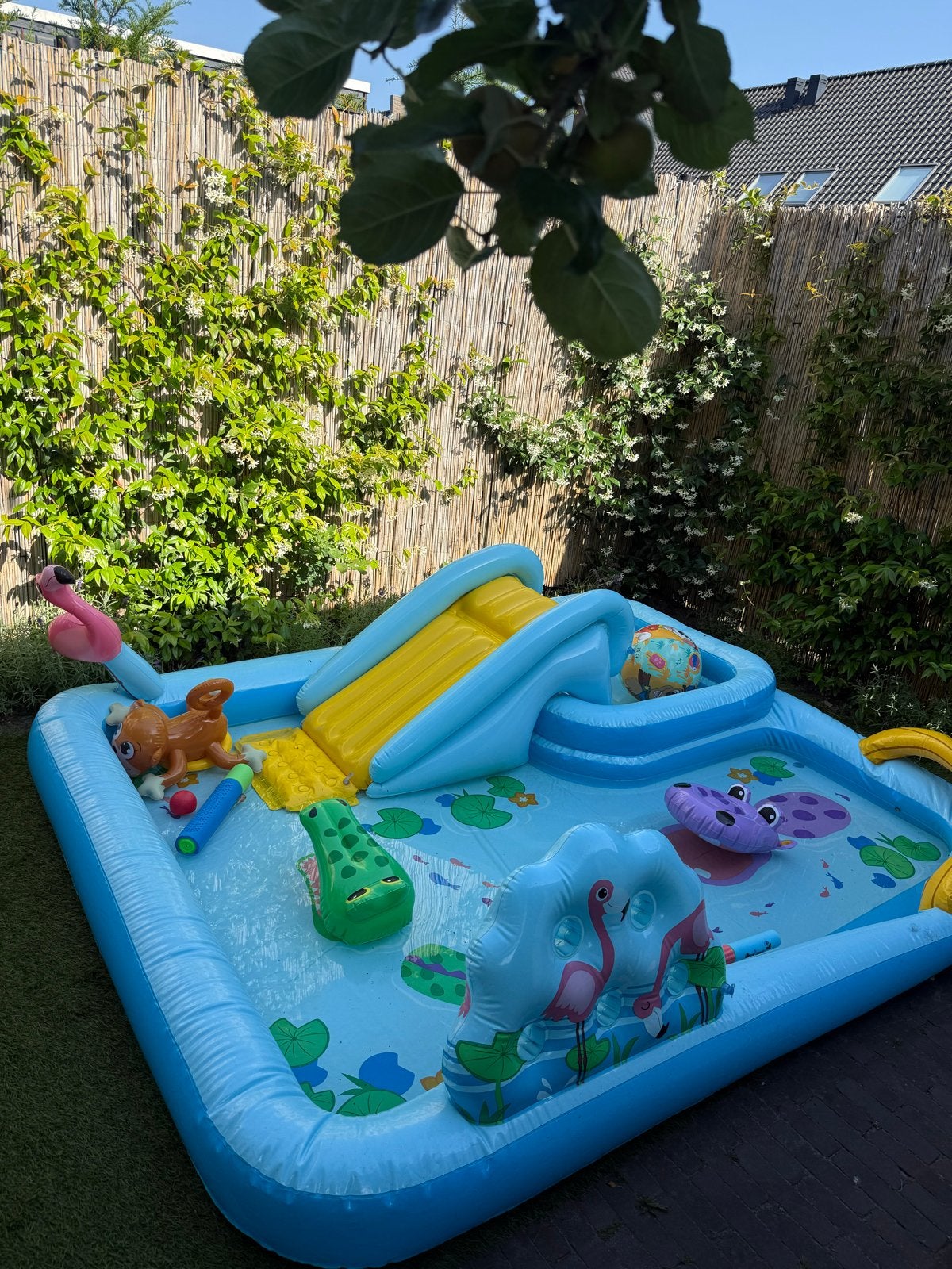 Opblaasbaar speelbad met glijbaan en accessoires, Ophalen, Gebruikt