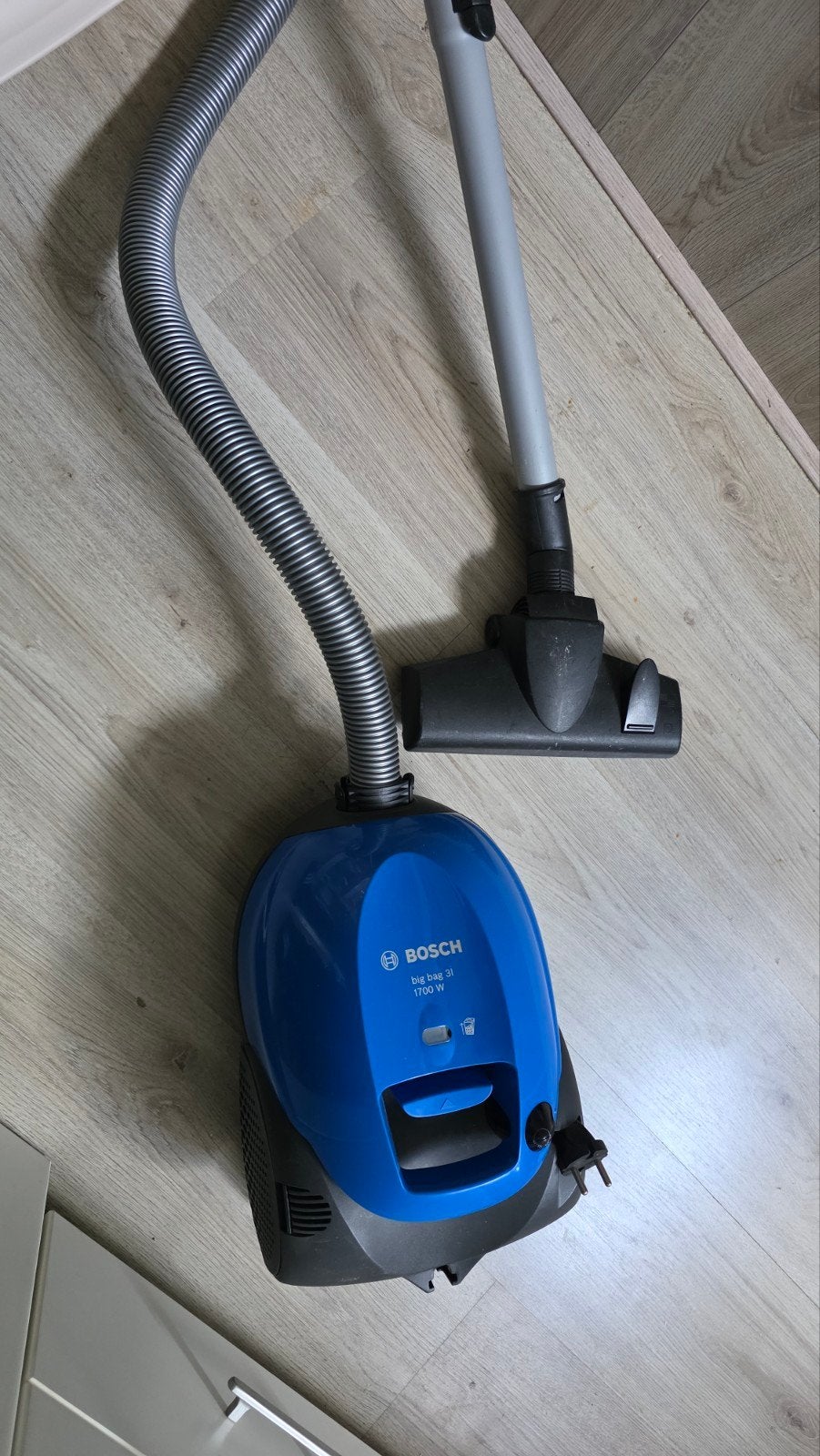 Stofzuiger Bosch Big Bag 3l 1700W - Krachtig en Compact, Robert-Bosch-Platz 1, 70178 Stuttgart, Duitsland, Gebruikt, Bosch, Contact@bosch.com