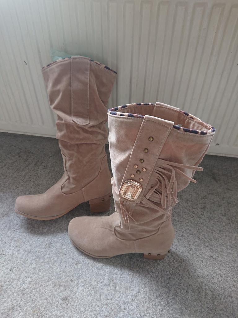 Nieuwe laarzen mt 36 suède look franjes, Ophalen of Verzenden, Nieuw, Beige, Lage of Enkellaarzen