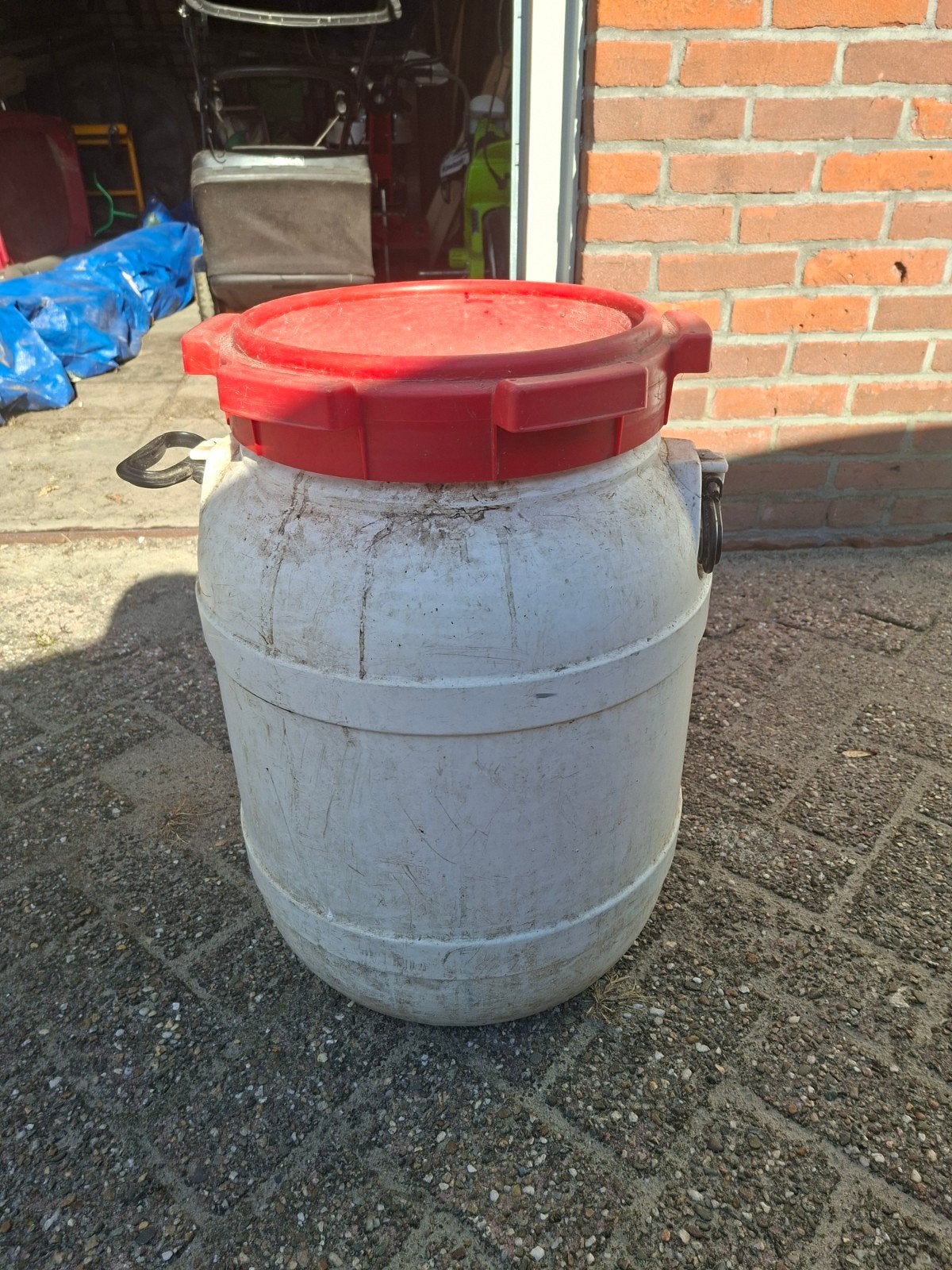 Witte kunststof ton met rood deksel, Ophalen of Verzenden, Gebruikt