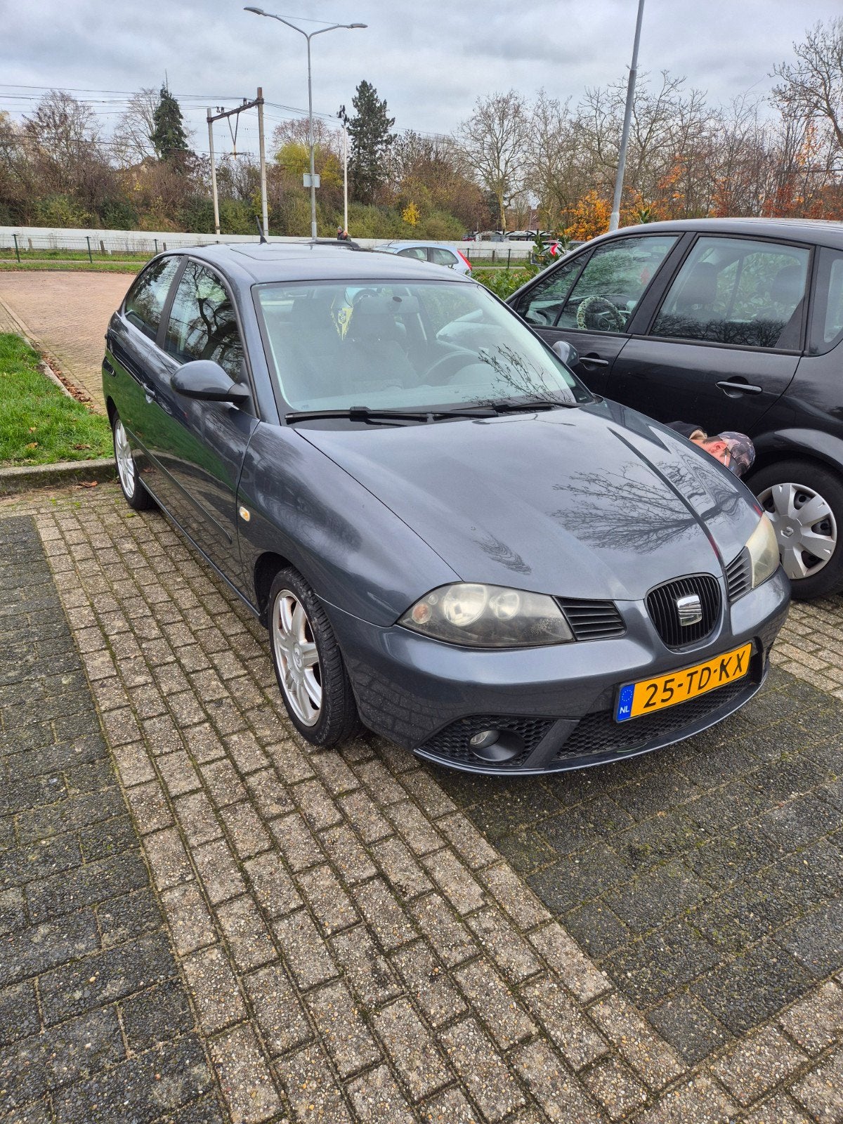 Seat Ibiza 1.4 16V 74KW 2006 Grijs, Auto's, Voorwielaandrijving, 15 km/l, 40 €/maand, 4 cilinders