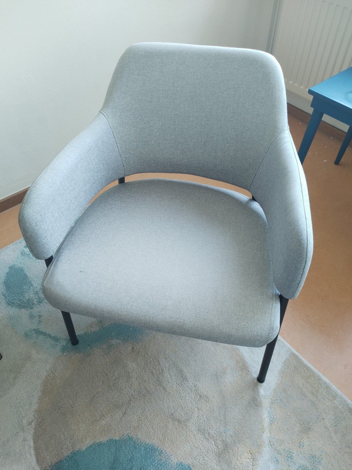 Comfortabele grijze stoel met armleuningen, Huis en Inrichting, Stoelen, Ophalen, Zo goed als nieuw, Stof, Eén