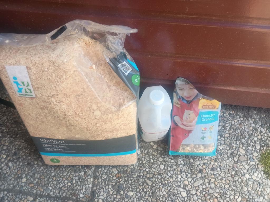 Gratis hamster voer, zand en zaagsel, Dieren en Toebehoren, Ophalen, Verzorging