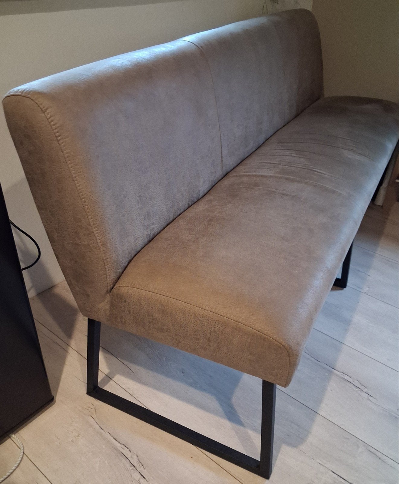 Moderne eetbank met metalen onderstel., Huis en Inrichting, Banken | Sofa's en Chaises Longues, Ophalen, Gebruikt, Modern, Industrieel
