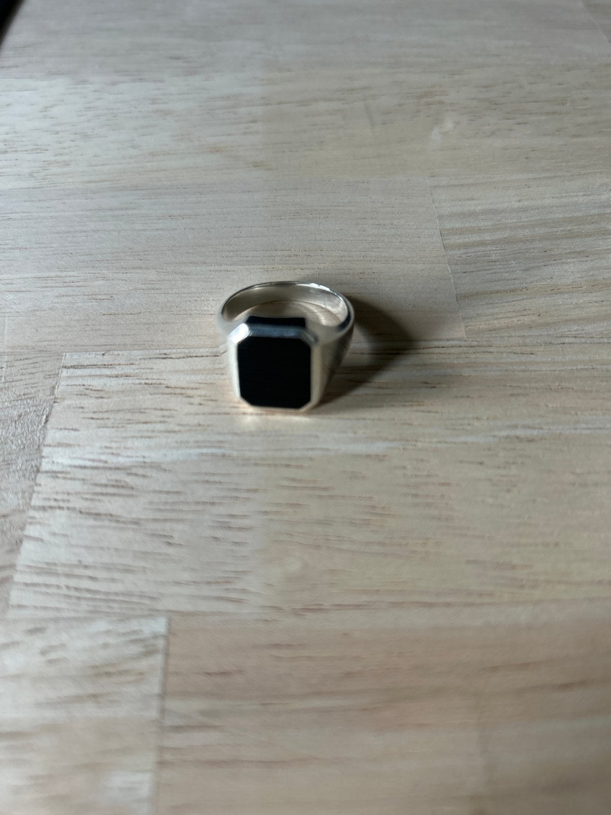 Zilveren zegelring met zwarte onyx, Sieraden, Tassen en Uiterlijk, Ringen, 18 tot 19, Gebruikt, Ophalen of Verzenden, Dame of Heer