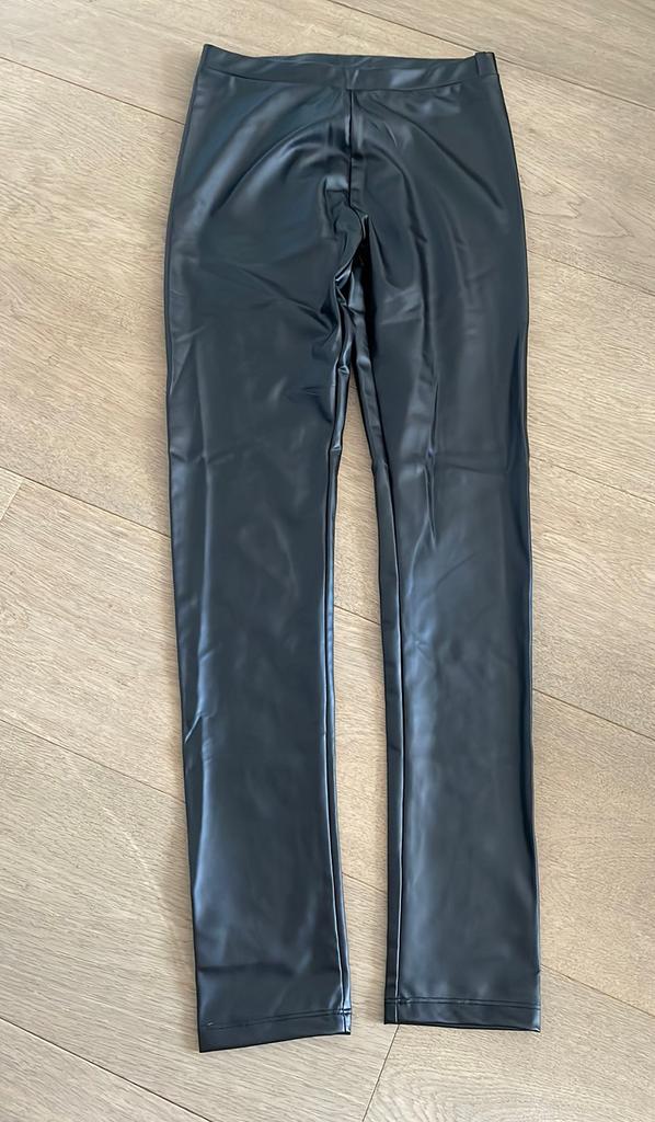 Nieuwe leather look zwarte legging meisje maat 164, Ophalen of Verzenden, Zo goed als nieuw, Meisje, Broek