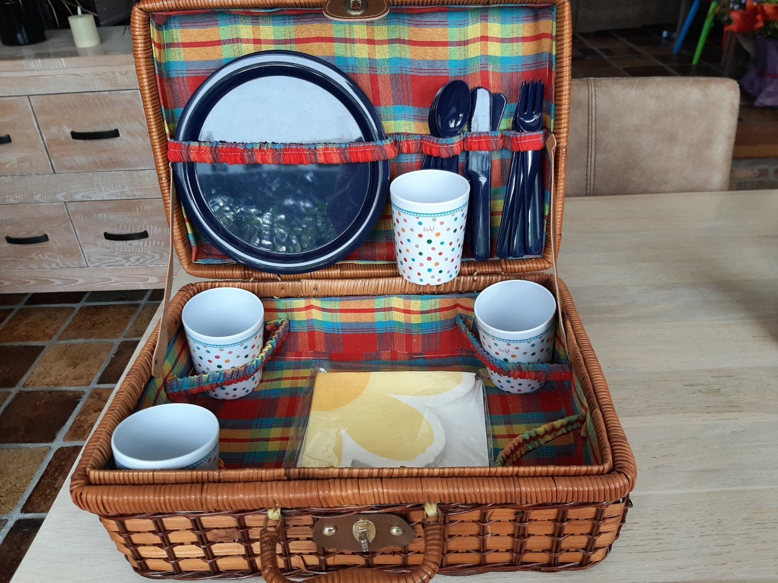 Gezellige picknickmand met 4 blauwe borden, bestek en bekers, Ophalen, Zo goed als nieuw